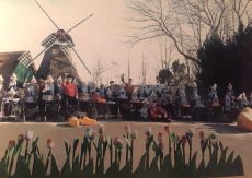 Bewoners in Volendamse Klederdracht